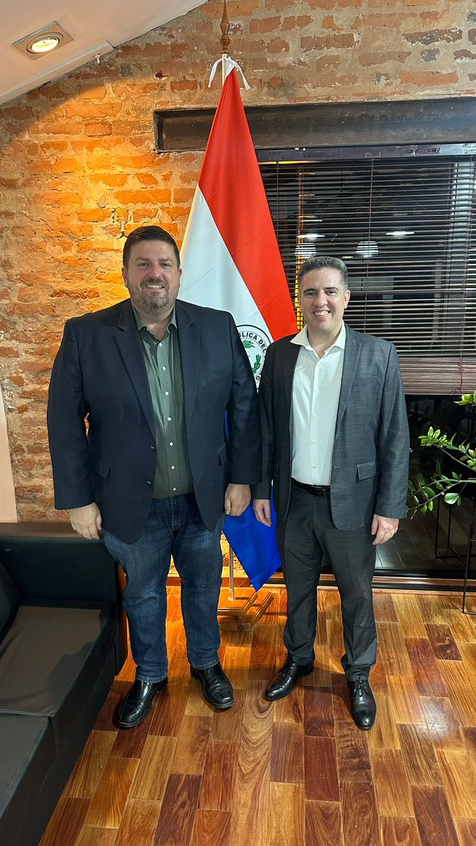 La transformación tecnológica de nuestro país 🇵🇾 necesita de la colaboración de todos los sectores. Junto al senador @patrick_kemper conversamos sobre los desafíos y proyectos para construir juntos un Paraguay más digital y conectado al mundo.