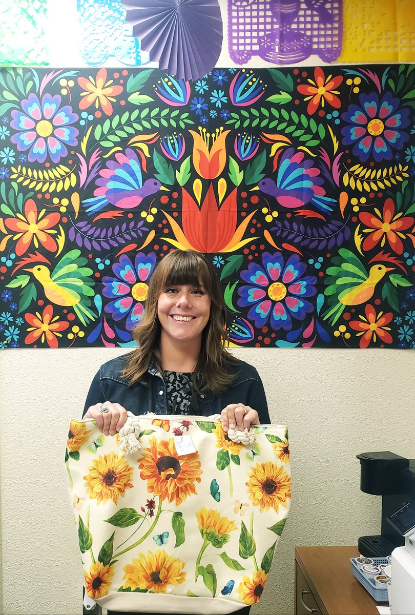 La_LunaSMHS's tweet photo. Thank you for being a great assistant principal. We appreciate everything that you do and your positive attitude. We know we can count on you and hope you continue as assistant principal for many more years! #HappyAssistantPrincipalsWeek🐍 https://t.co/I4rctNoxFU