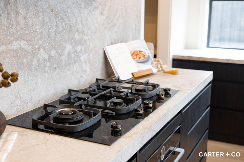 I quite like this single piece of stone splash back.
You won't be able to tell when it's dirty!
But they should have used electric stovetop not gas.
#kitchens
#kitchendesign
#interiordesign 
#homedesign 
#interiors