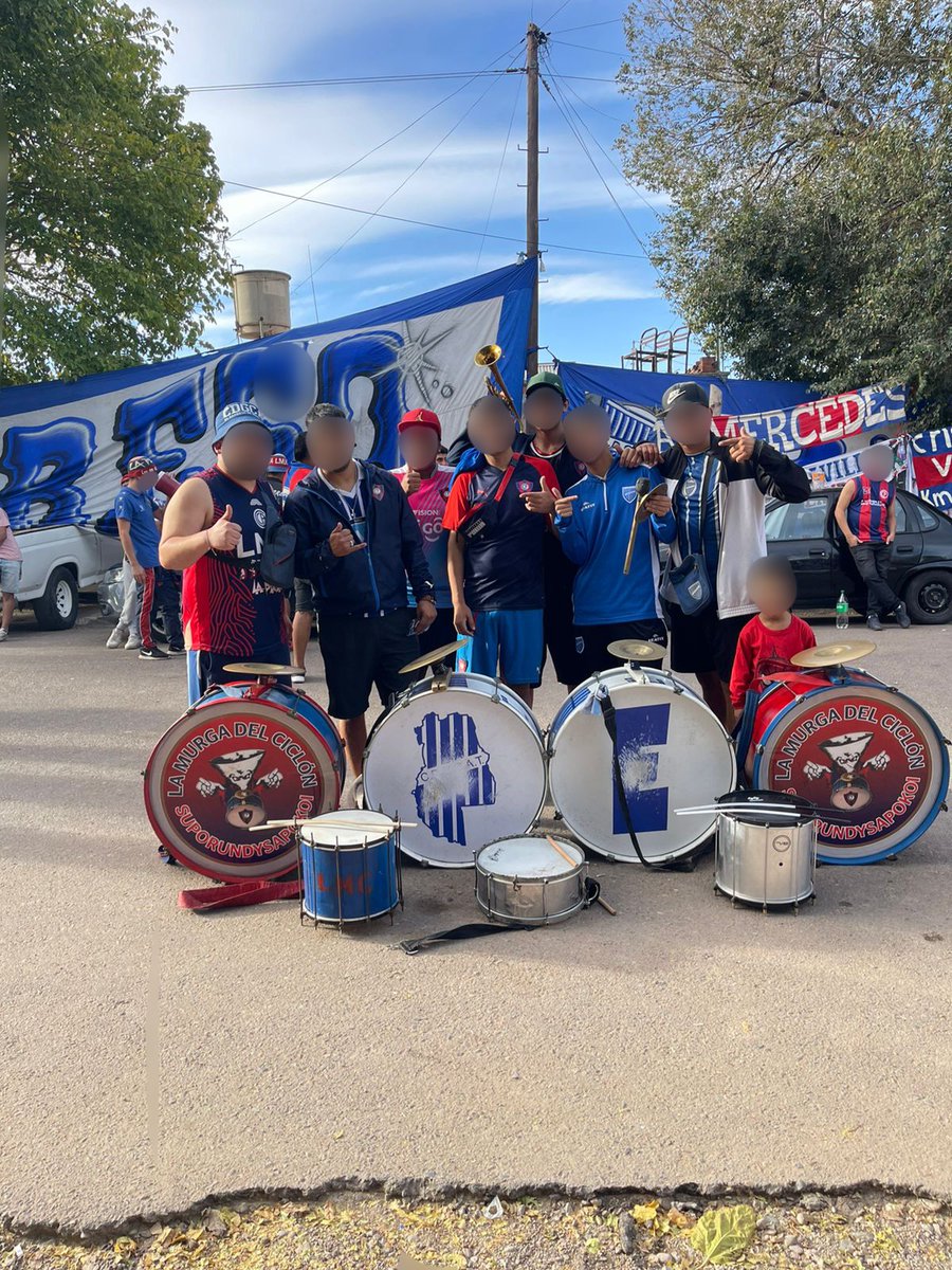 Barras_LATAM's tweet photo. 🇦🇷 La gente de Godoy Cruz recibió a la de Cerro Porteño 🇵🇾 en Mendoza, previo a que la gente del equipo Paraguayo vaya a Chile, para el partido con Colo Colo 🇨🇱 https://t.co/dyVR34yCHD