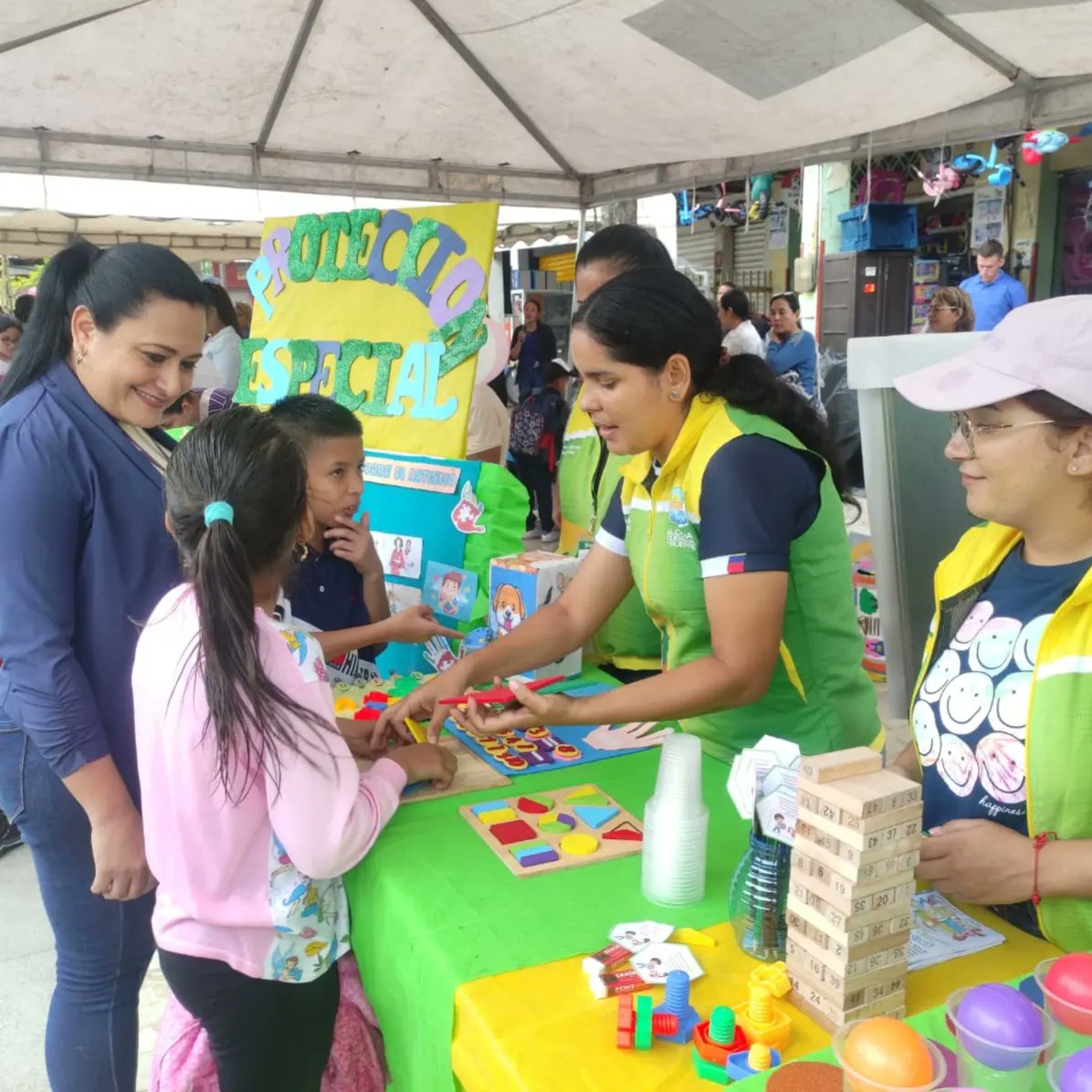 QuevedoInclu24's tweet photo. #BuenaFe | katerine Hoyos Directora #MIES junto a Diana Anchundia Yépez Alcaldesa del cantón, participaron del evento del "Día Mundial de Concienciación sobre el Autismo", la cual contó con diferentes stan dónde servicio sociales brindaron información alusiva a la fecha. https://t.co/0mCYm63ylI