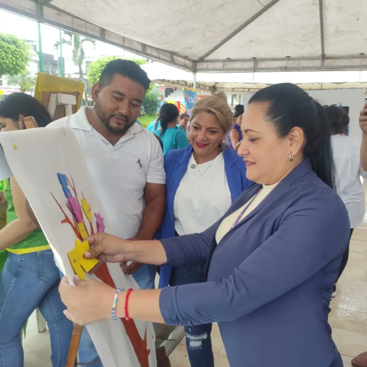 QuevedoInclu24's tweet photo. #BuenaFe | katerine Hoyos Directora #MIES junto a Diana Anchundia Yépez Alcaldesa del cantón, participaron del evento del "Día Mundial de Concienciación sobre el Autismo", la cual contó con diferentes stan dónde servicio sociales brindaron información alusiva a la fecha. https://t.co/0mCYm63ylI