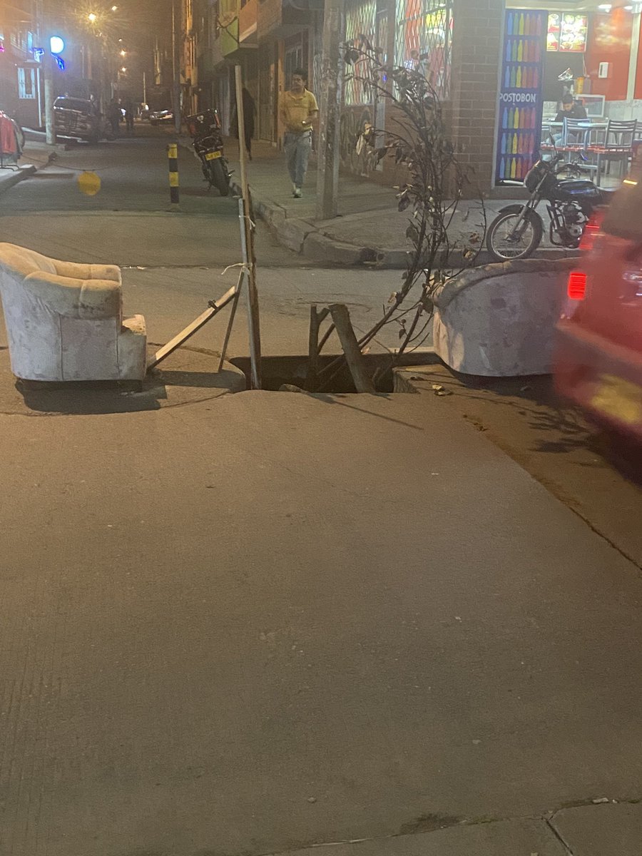 CrisQuiroga12's tweet photo. Señores @idubogota @AlcaldiaSuba11 es increible que una via que lleva mas de 6 meses en un estado deplorable no sea arreglada, ya han ocurrido accidentes en todo el entorno y hasta @TransMilenio cambio de ruta su alimentador 11-6 las Mercedes,  🧵 https://t.co/07qlZQl5iM