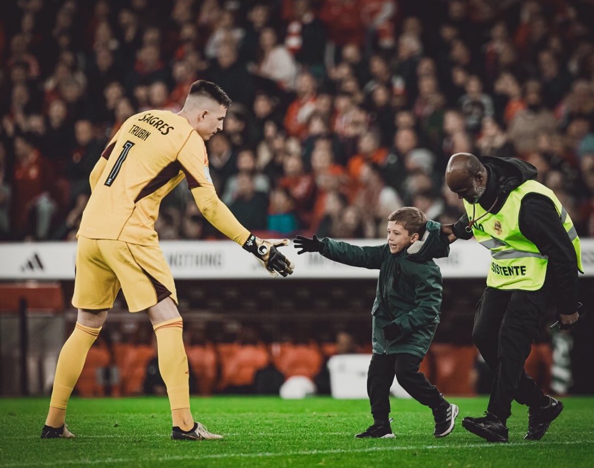 longliveslb's tweet photo. o sorriso do segurança 😭 https://t.co/cXV1wU3Wta