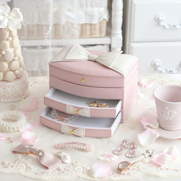 romapri_info's tweet photo. 🎀𝙋 𝙍 𝙀 𝙎 𝙀 𝙉 𝙏  第215弾🎀

淡いピンクにホワイトのリボンが映える
アクセサリーボックスをプレゼント🎁 ˎˊ˗

ごちゃつきやすいアクセサリーを
たっぷり収納できちゃう💎♡

🌷RTとフォローで応募完了♡  
4/16(火)までのRTが対象です https://t.co/6tgjrXV8q5