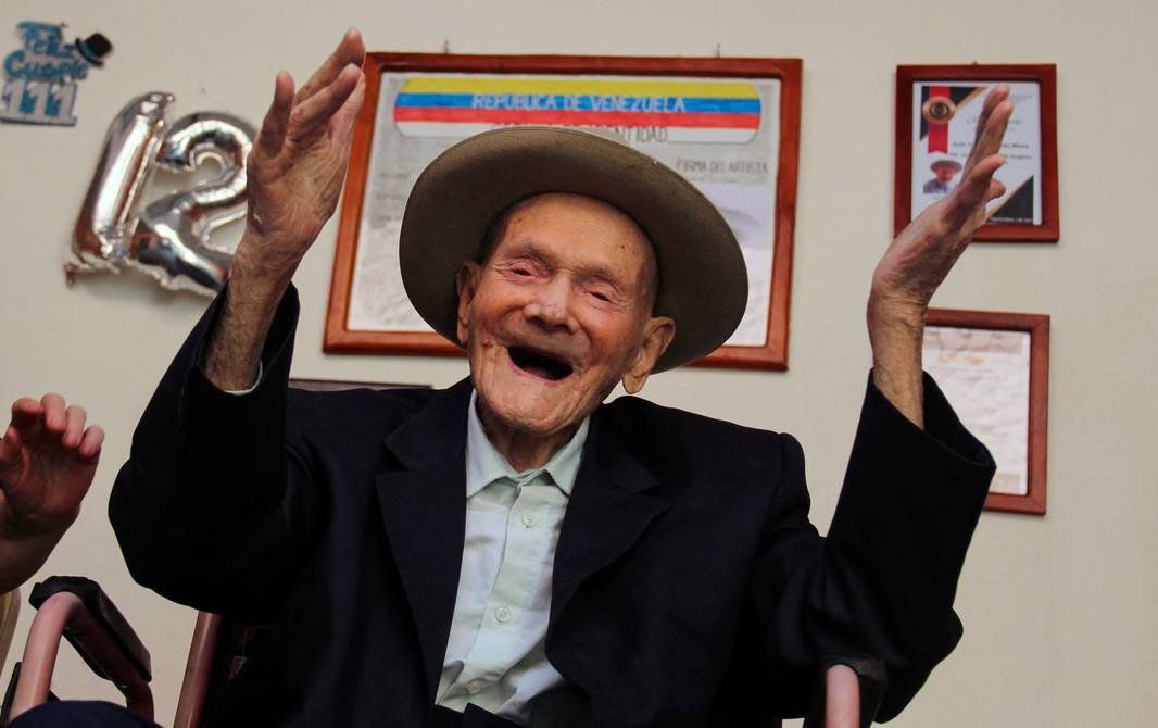 Juan Vicente Pérez Mora ha trascendido hacia la eternidad a sus 114 años, tachirense del poblado de El Cobre que le regaló a Venezuela el Récord Guinness por ser el hombre más longevo del mundo. Envío mi abrazo y condolencias a sus familiares y a todo el pueblo de El Cobre estado
