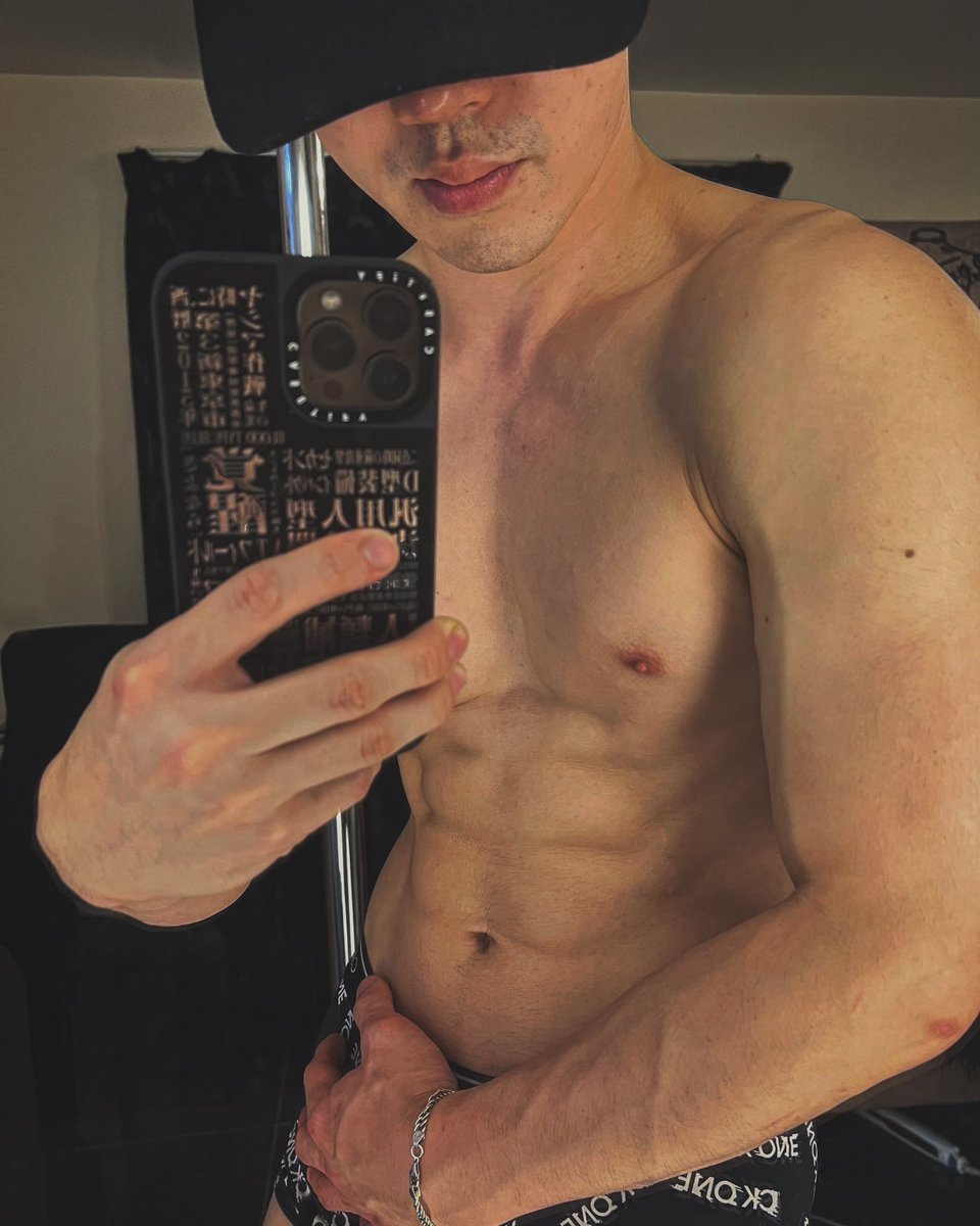 忽有故人心上過，回首山河已是秋，兩處相思同淋雪，此生也算共白頭。