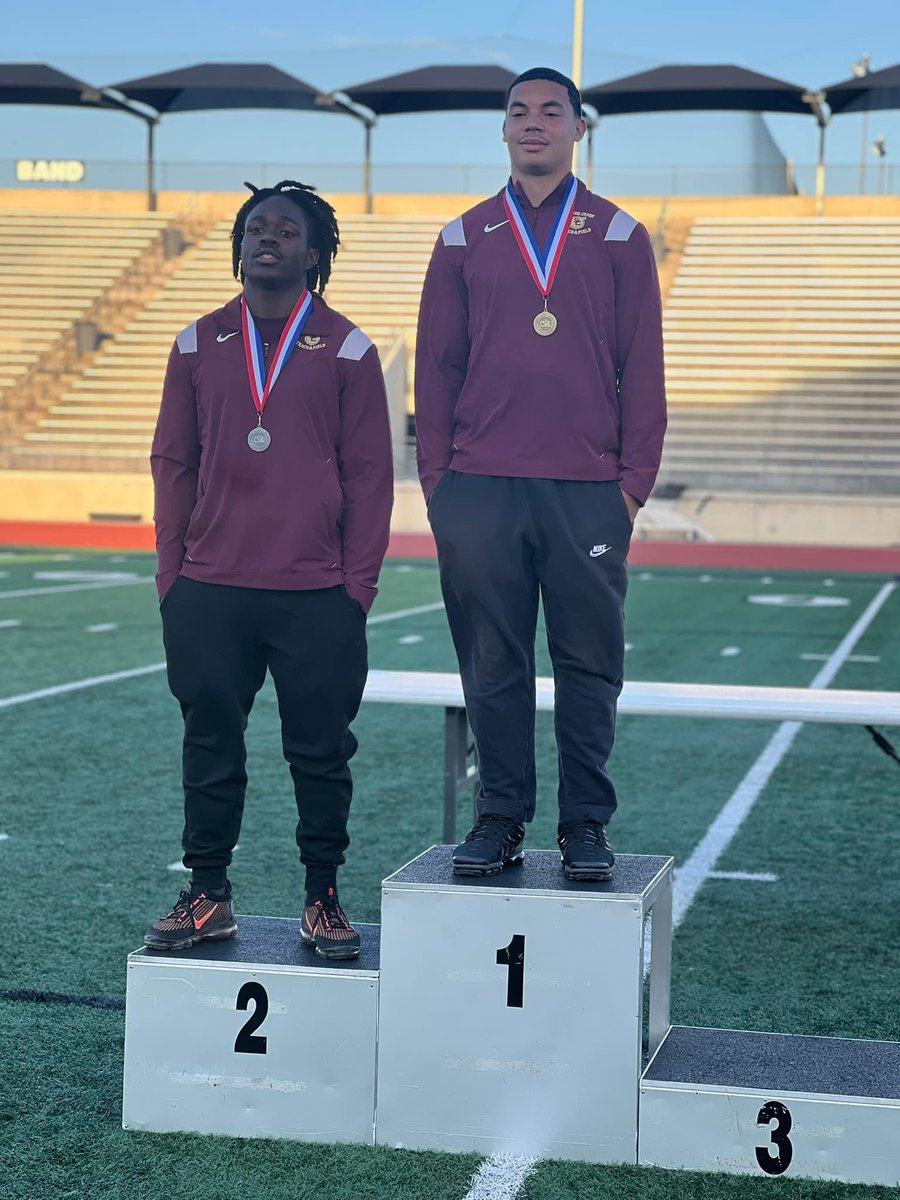 Congratulations 🎉 to Kameron Duckens 🥈and Cornelius Francis 🥇in the discus at the 21-6A District Meet Both guys threw PR’s 💪🏾 @HumbleISD_SCHS @SCHS_TandF_XC @SC_BulldogFB