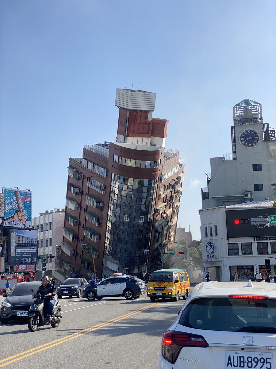 fireandwind25's tweet photo. 台湾・花蓮、震度6強の揺れにより被害が出始め、台北市内にも影響があり瓦礫や破片など落ちたりもするので、台湾滞在/観光の皆様、なるべく屋根にある所か空き地に余震が止まるまでいてください https://t.co/xjowe4SoiT
