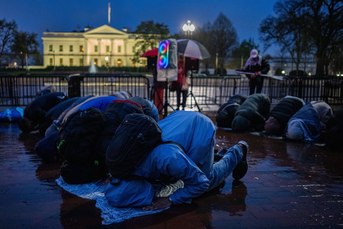 Pro-Palestinian demonstrators gathered and prayed in the rain as they call for a ceasefire in Gaza during a protest as part of the 'People's White House Ceasefire Now Iftar” outside the White House. (📷 for @gettyimages)