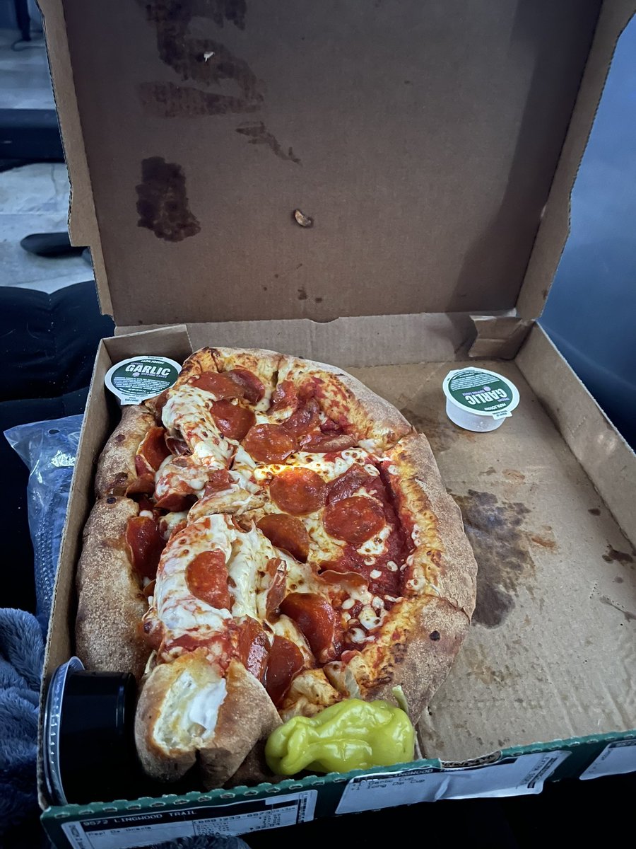 Gotta love when you order <a href="/PapaJohns/">Papa Johns</a> and things the pizza you receive. They also didn’t get me the extra icing I paid for for the cinnamon pull aparts… Marvelous…