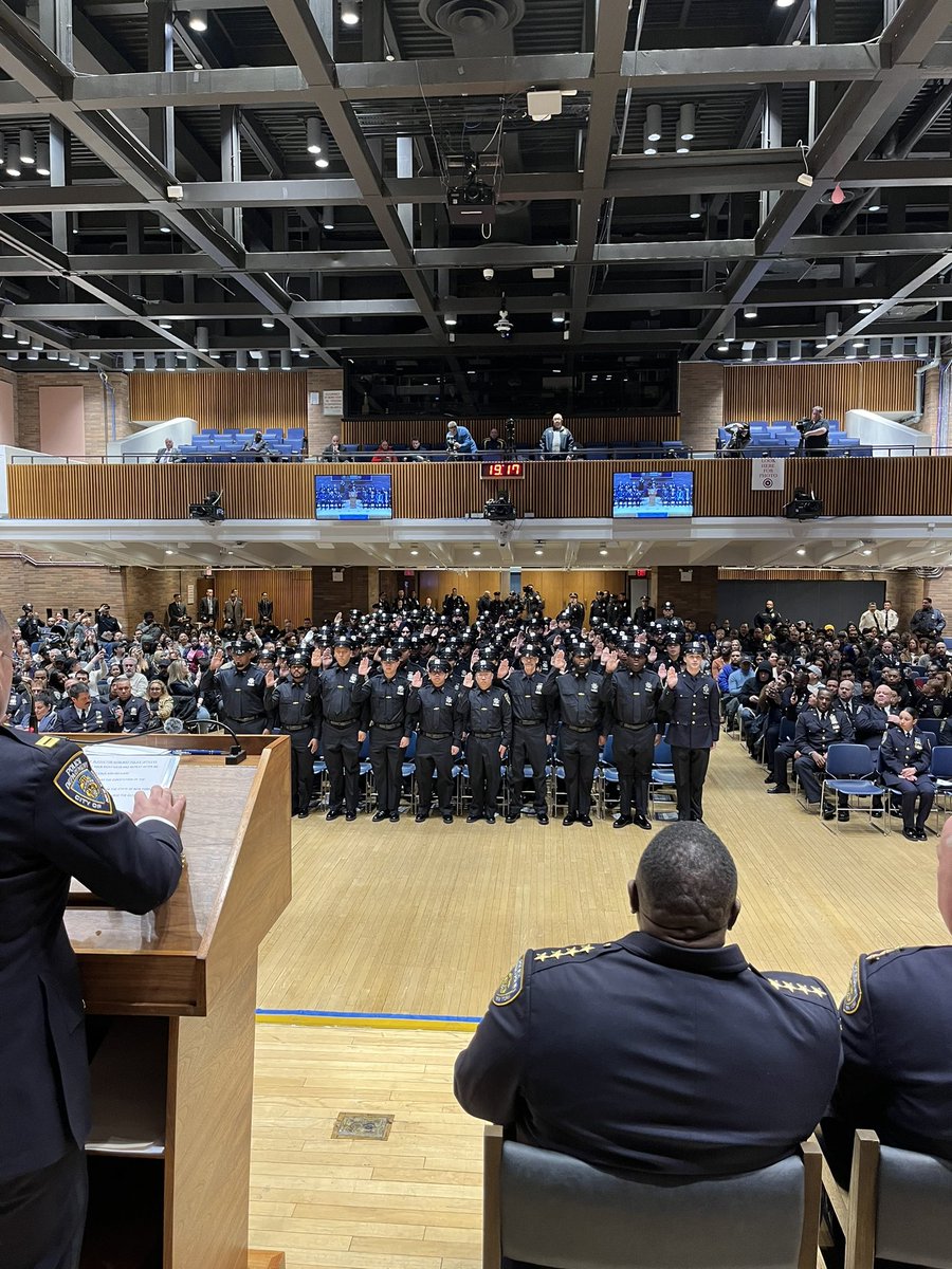 @NYPDPBMS was honored to be at tonight’s @NYPDauxiliary Graduation Ceremony. These brave officers will be patrolling our community helping their NYPD family reduce crime in our neighborhoods. Congratulations to all of you & welcome to the greatest Police Department in the world.