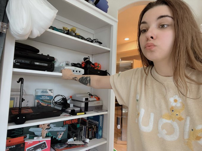 Oh no I dropped my AirPod oops my AirPods I dropped em https://t.co/hCec7ea2J1