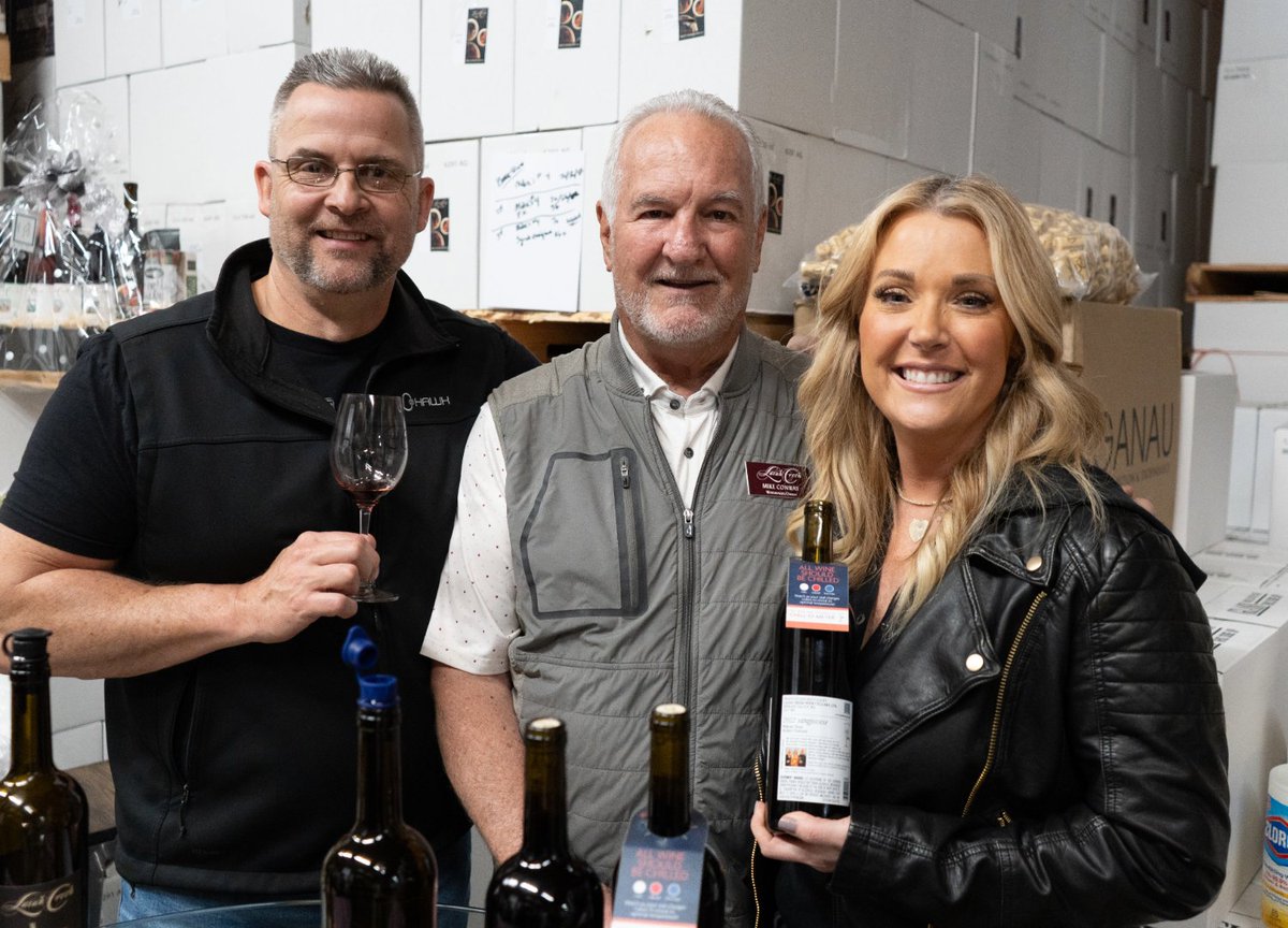 🗞️Member News: Manifest Labels has partnered with Latah Creek Winery to bring its innovative chill-o-meter seals to their wine labels. This marks Manifest’s first licensing agreement. Cheers to Manifest's continued growth! Pictured on far right is Manifest founder Alison Eldred.