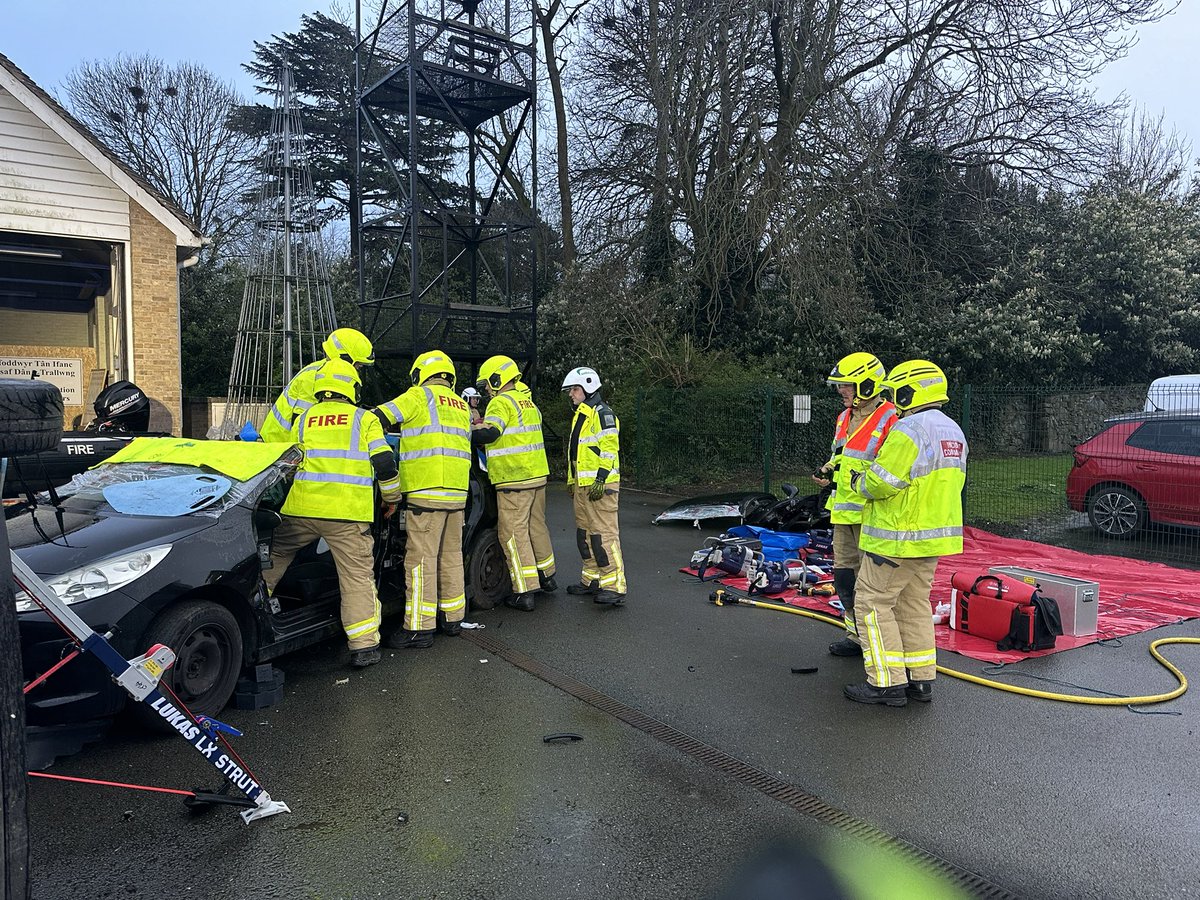 Matt Pryce (@999matt) on Twitter photo RTC exercise this evening with crews from <a href="/WelshpoolFire/">Welshpool Fire Station 🏴</a> & <a href="/LlanfyllinFire/">Llanfyllin Fire STN</a> fantastic work by the crews and a great opportunity for our development Crew Managers to gain valuable experience.
#recruitingnow
#joinourteam 🚒 RTC exercise this evening with crews from <a href="/WelshpoolFire/">Welshpool Fire Station 🏴</a> & <a href="/LlanfyllinFire/">Llanfyllin Fire STN</a> fantastic work by the crews and a great opportunity for our development Crew Managers to gain valuable experience.
#recruitingnow
#joinourteam 🚒