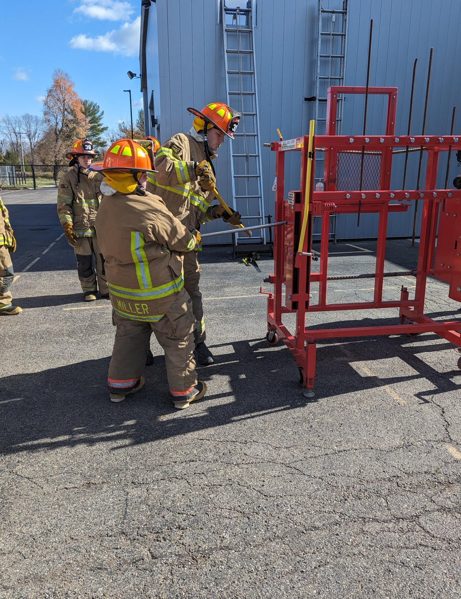 Sometimes in our Fire program you have to learn how to break into things. Do yo know what they are learning in this picture?
#skillsmatter