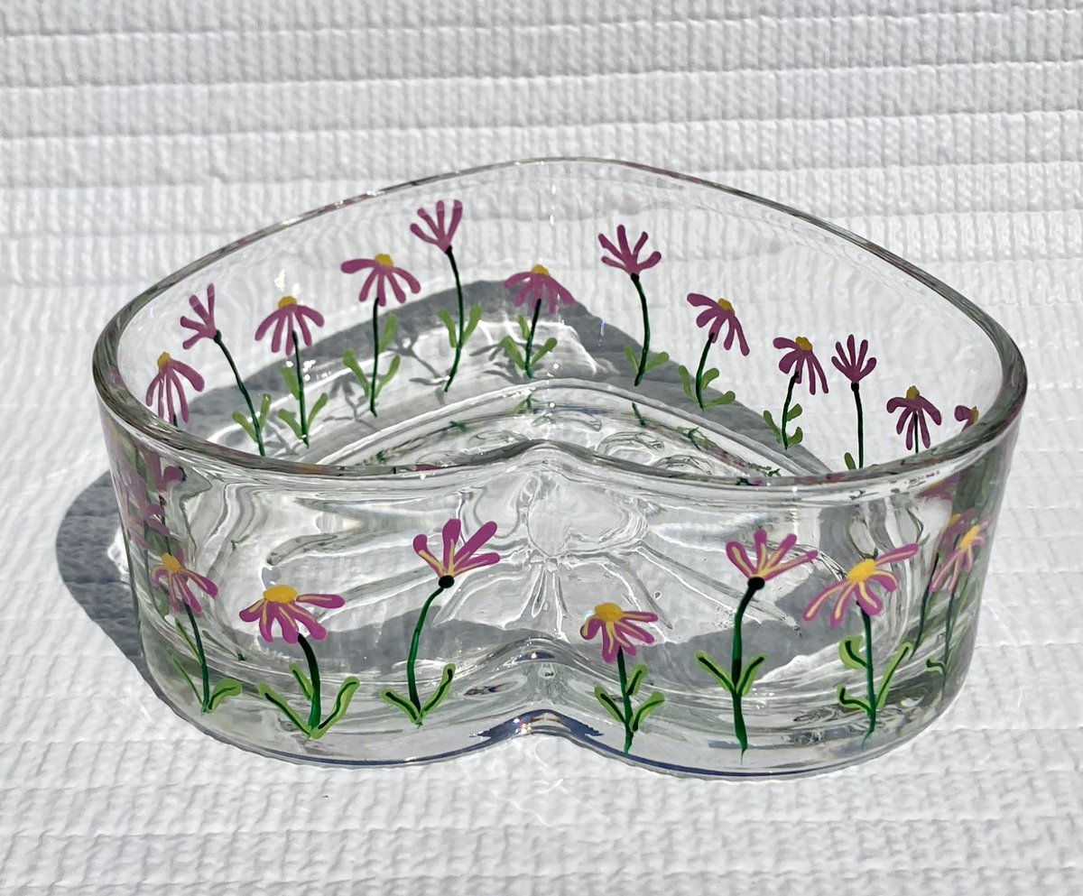 LPaintitpretty's tweet image. Heart shaped candy dish etsy.com/listing/122018… #heartbowl #candydish #paintedheart #SMILEtt23 #CraftBizParty #homedecor #mothersdaygift #etsyshop