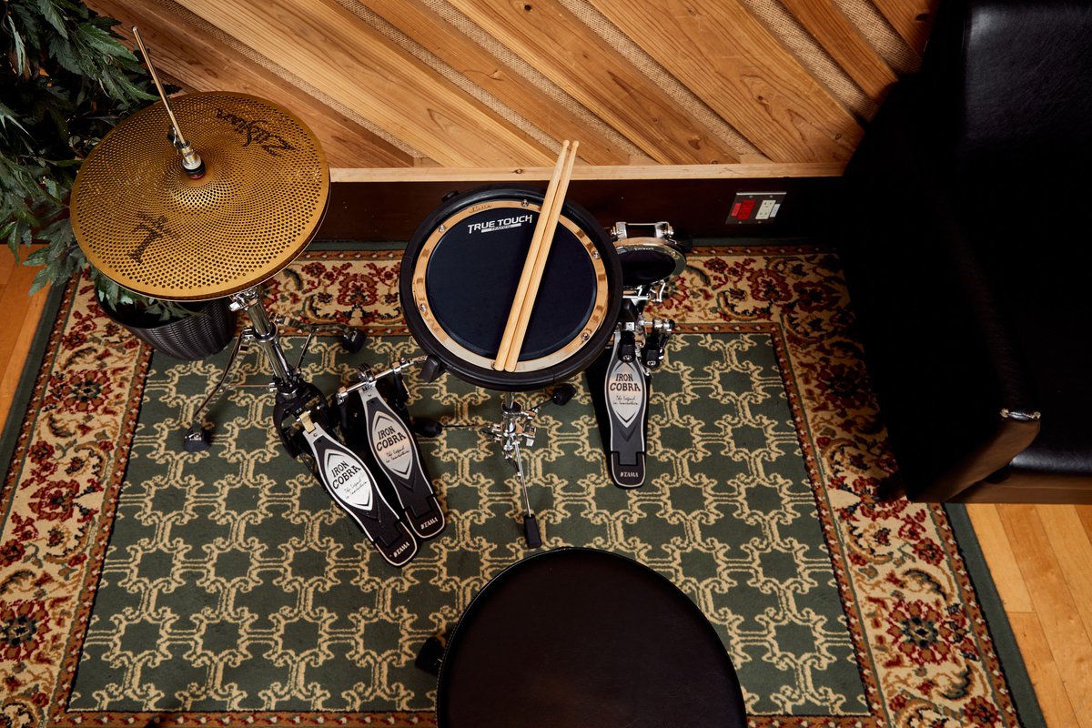 The TTK2S is a compact, simplified version of the True Touch Training kit, which is comprised of the bass drum and snare pad from the original kit. This setup is ideal for practicing rudiments and perfecting a player’s rhythmic coordination.