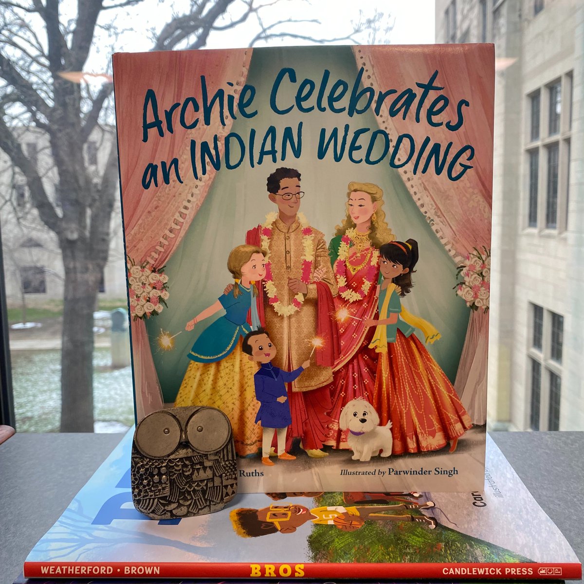 📚🌺Archie Celebrates an Indian Wedding by Mitali Banerjee Ruths and Parwinder Singh #dailybutlershelfie #archiecelebratesanindianwedding #mitalibanerjeeruths #parwindersingh @charlesbridge