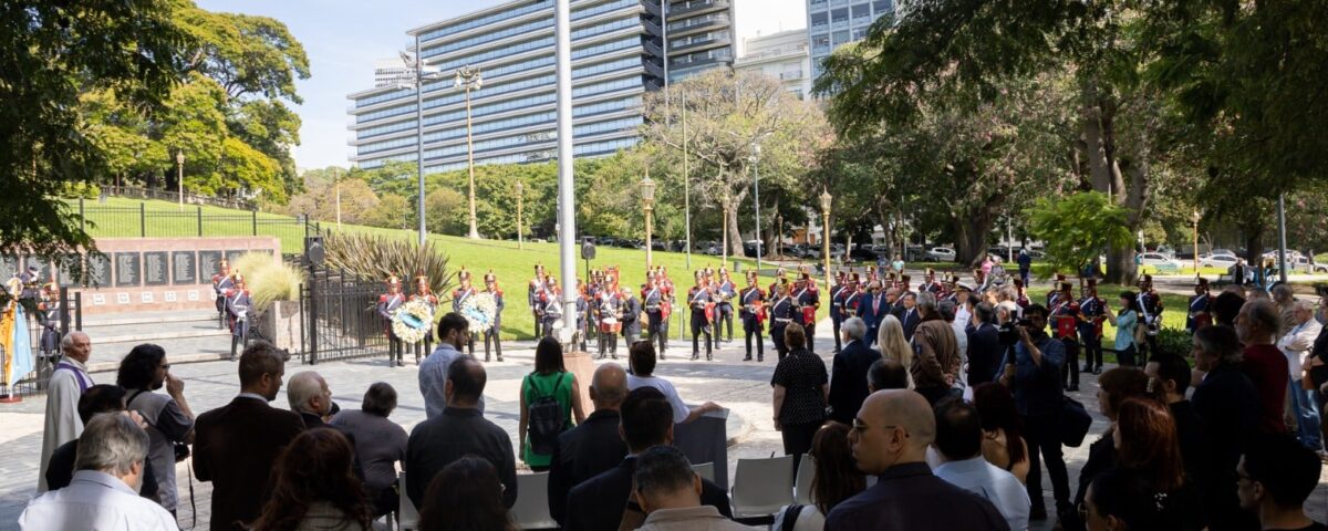 Junto con cuerpo diplomático acreditado, excombatientes y población, acompañé en nombre de #Cuba🇨🇺 a gobierno de Tierra del Fuego en ceremonia celebrada en Monumento a héroes de Malvinas, en esta capital, y expresé compromiso de nuestro pueblo con su justa causa #MalvinasNosUne🇦🇷