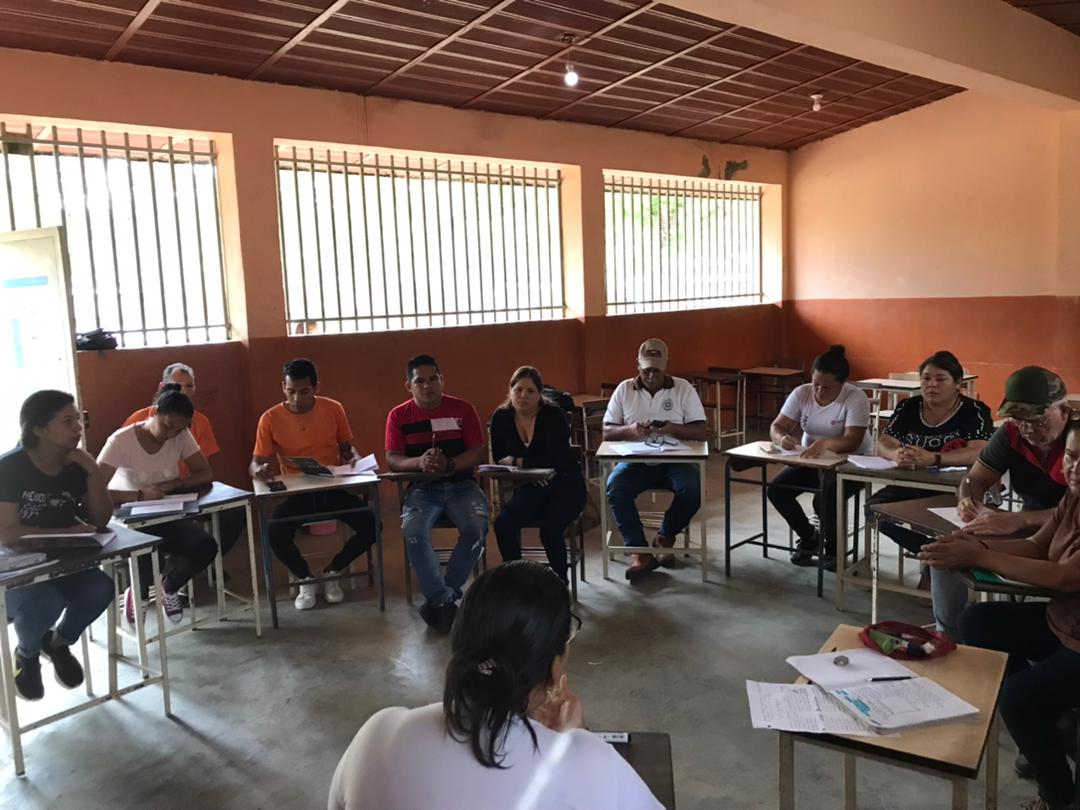 SomosUnem's tweet photo. Desde diferentes instituciones educativas, el equipo de Comunalización y las #ULGU Bermúdez y Benítez del estado Sucre, llevaron a cabo diversas reuniones, con los docentes investigadores, referente al Diplomado Patrimonio Inmaterial para la Calidad Educativa: La Ruta del Cacao. https://t.co/erLkgDuY2G
