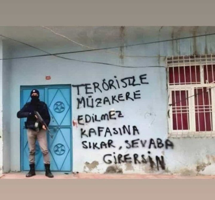 Askerimin ve Polisimin yanındayım. SİZE DEVLETİ TANITACAĞIZ.🇹🇷

#VandaDarbeVar
