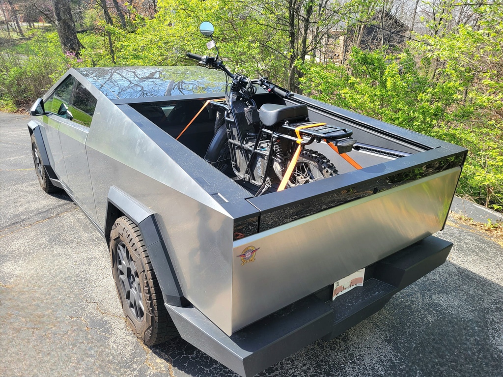 ubcobikes's tweet photo. Electric synergy at its finest: UBCO 2X2 on a Tesla Cybertruck, gearing up for the next green getaway. π±β‘οΈποΈπ #SustainableAdventures #FutureReady #Cybertruck #UBCO2X2 #AdventureBike https://t.co/SsuQWEa76n