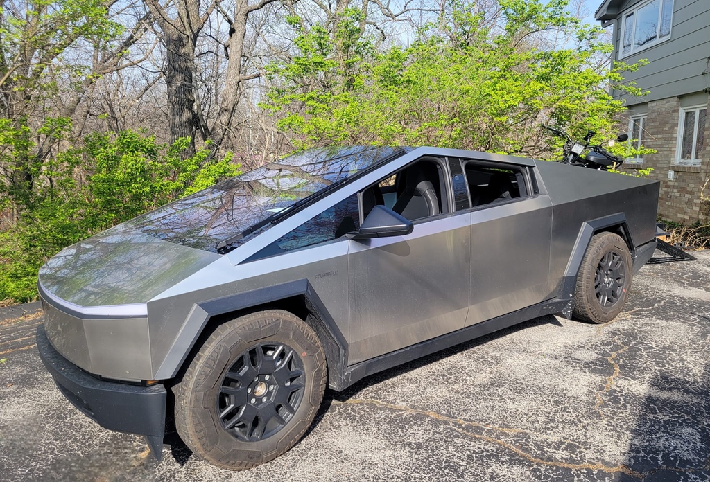 ubcobikes's tweet photo. Electric synergy at its finest: UBCO 2X2 on a Tesla Cybertruck, gearing up for the next green getaway. π±β‘οΈποΈπ #SustainableAdventures #FutureReady #Cybertruck #UBCO2X2 #AdventureBike https://t.co/SsuQWEa76n
