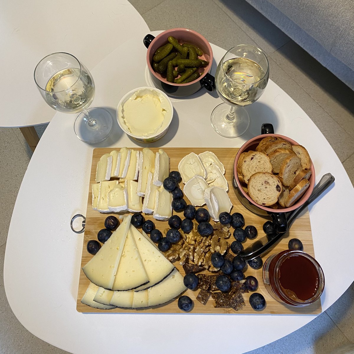 una tarde de vinitos y quesitos con las amigas es lo mejor 🫂