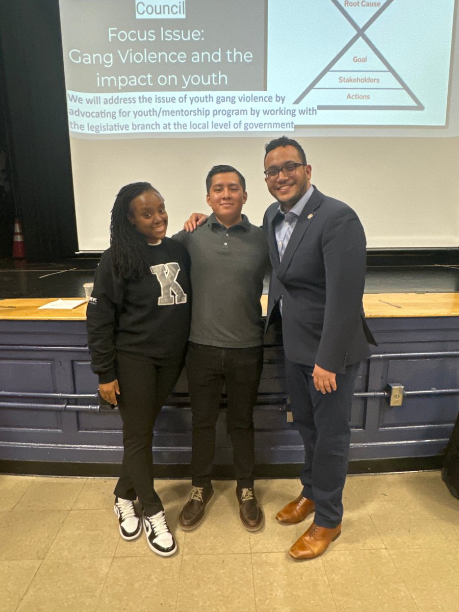 KIPP STAR 6th graders welcomed City Council Member @shaunabreu to discuss the impact of gang violence on youth and to advocate for universal after-school programs. The dialog was in partnership with #GenerationCitizen and their Advocacy Hourglass framework.