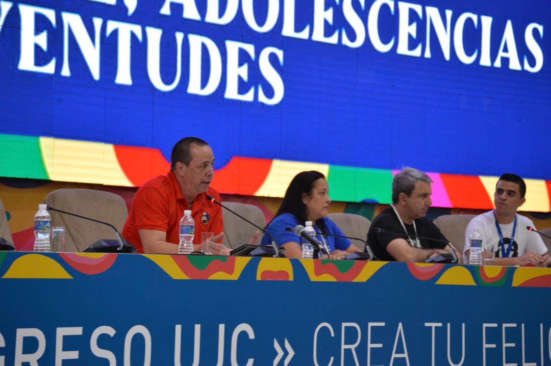 PartidoPCC's tweet photo. Con el debate de la Política Integral de Niñez, Adolescencias y Juventudes inició el #12CongresoUJC este 2 de abril. Los delegados han realizado un debate profundo y certero con los Ministros que hoy los acompañan.
#CreaTuFelicidad https://t.co/EecPMixWbG