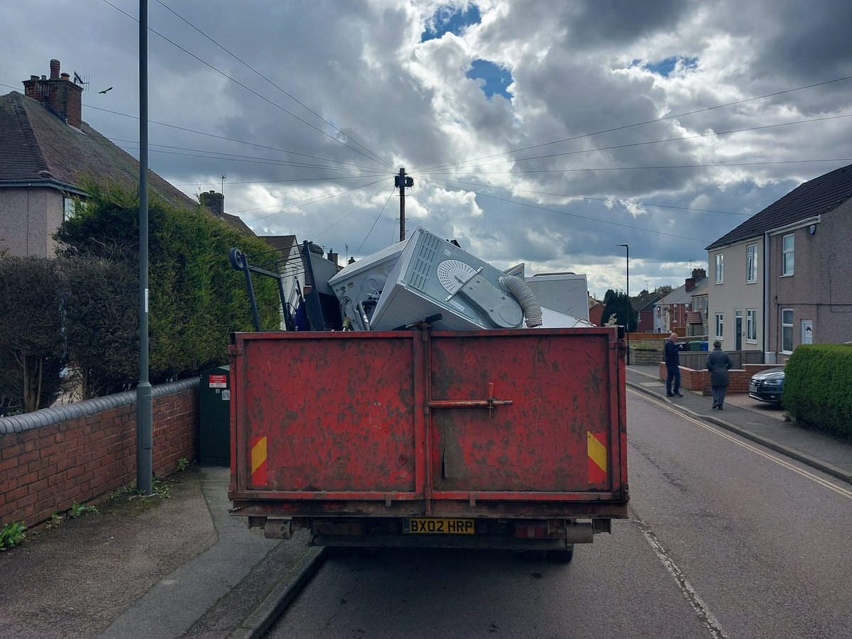 DerbyshireRPU's tweet photo. #Brimington

Wonder what caught our eye regarding this one? 

It’s dangerous and there are no excuses. 

#Reported #LoadSecurity #RoadSafety #Gp1 https://t.co/LCTQswP3Wh