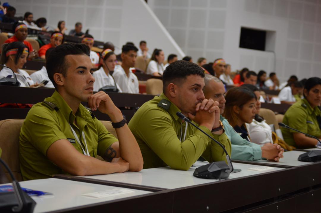 PartidoPCC's tweet photo. Con el debate de la Política Integral de Niñez, Adolescencias y Juventudes inició el #12CongresoUJC este 2 de abril. Los delegados han realizado un debate profundo y certero con los Ministros que hoy los acompañan.
#CreaTuFelicidad https://t.co/EecPMixWbG