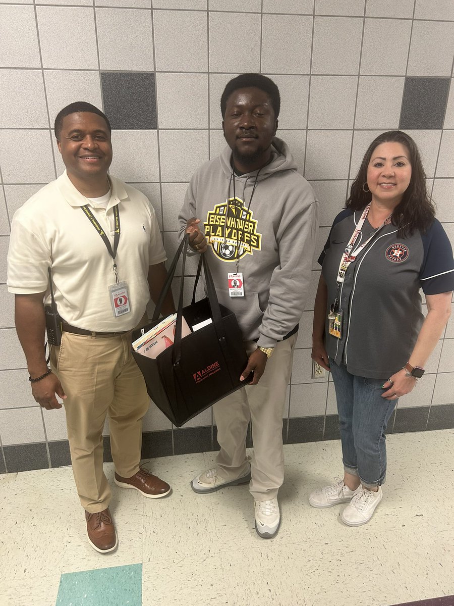 Congratulations 💫 Mr. Affukaah @Ike9_AISD on being SHABE LOTE TOY! Thanks for exemplifying the ML Dept beliefs by providing sheltered instruction, equitable&diverse classroom experiences, and providing culturally responsive teaching practices⭐️! @delgadong94 @DrEMJaime89