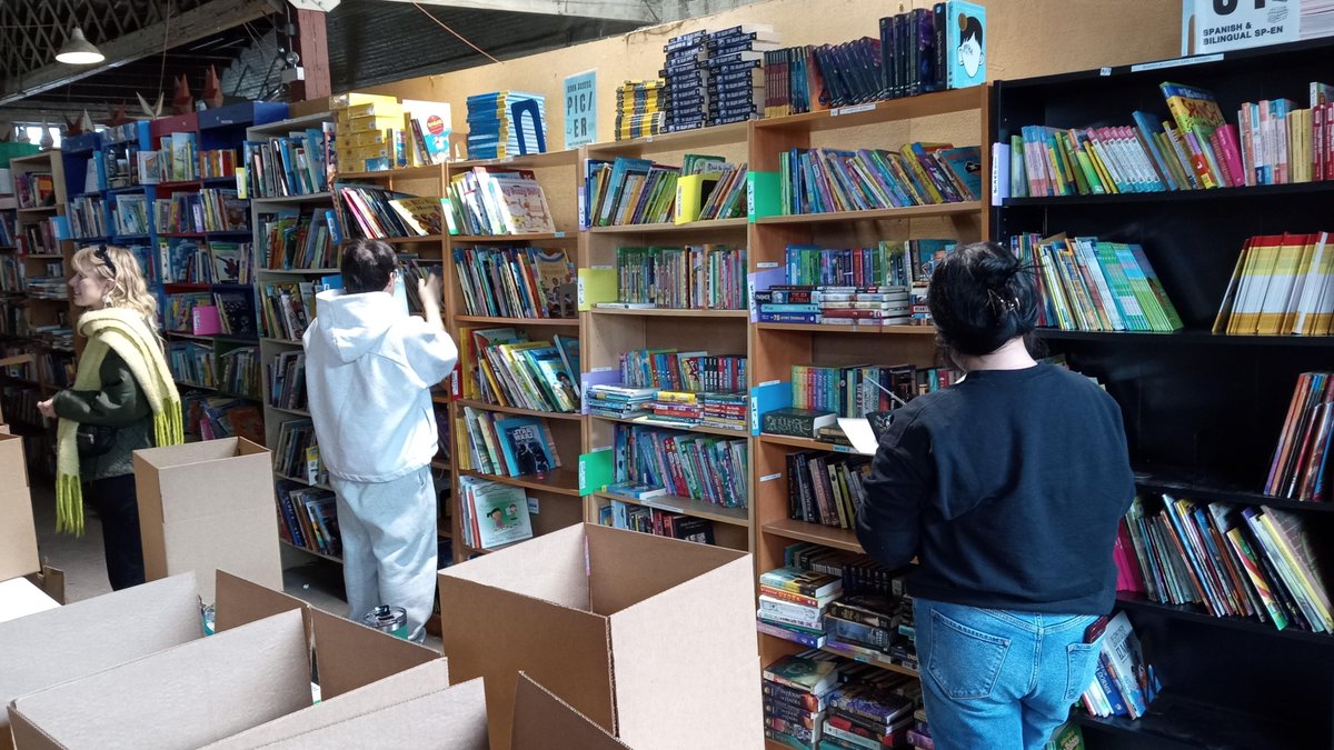 Big thanks to Juliana, Melisa, & Max from @LoyolaChicago's criminal justice program who joined forces with Audrey and Nancy at @OpenBooks, an amazing nonprofit book bank that also offers literacy programming, to handpick books for Aunt Mary's Storybook! 📚