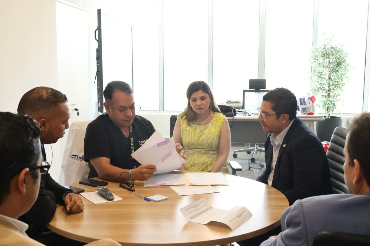 Una visita de cortesía realizó el ministro @rogertejadab a la Ciudad de la Salud. El titular de Gobierno conversó con el doctor Jorge Ng Chinkee, director médico, para conocer sobre el funcionamiento de esta infraestructura de primer mundo y tecnología de punta.