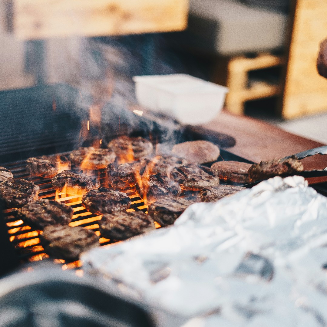 It's starting to heat up outside which means it's time to fire up the grill! Our corporate BBQ packages are the perfect way to bring everyone together over mouth-watering food and classic attractions this summer! 🍔 Learn more and book your package today! bit.ly/3hyutDy