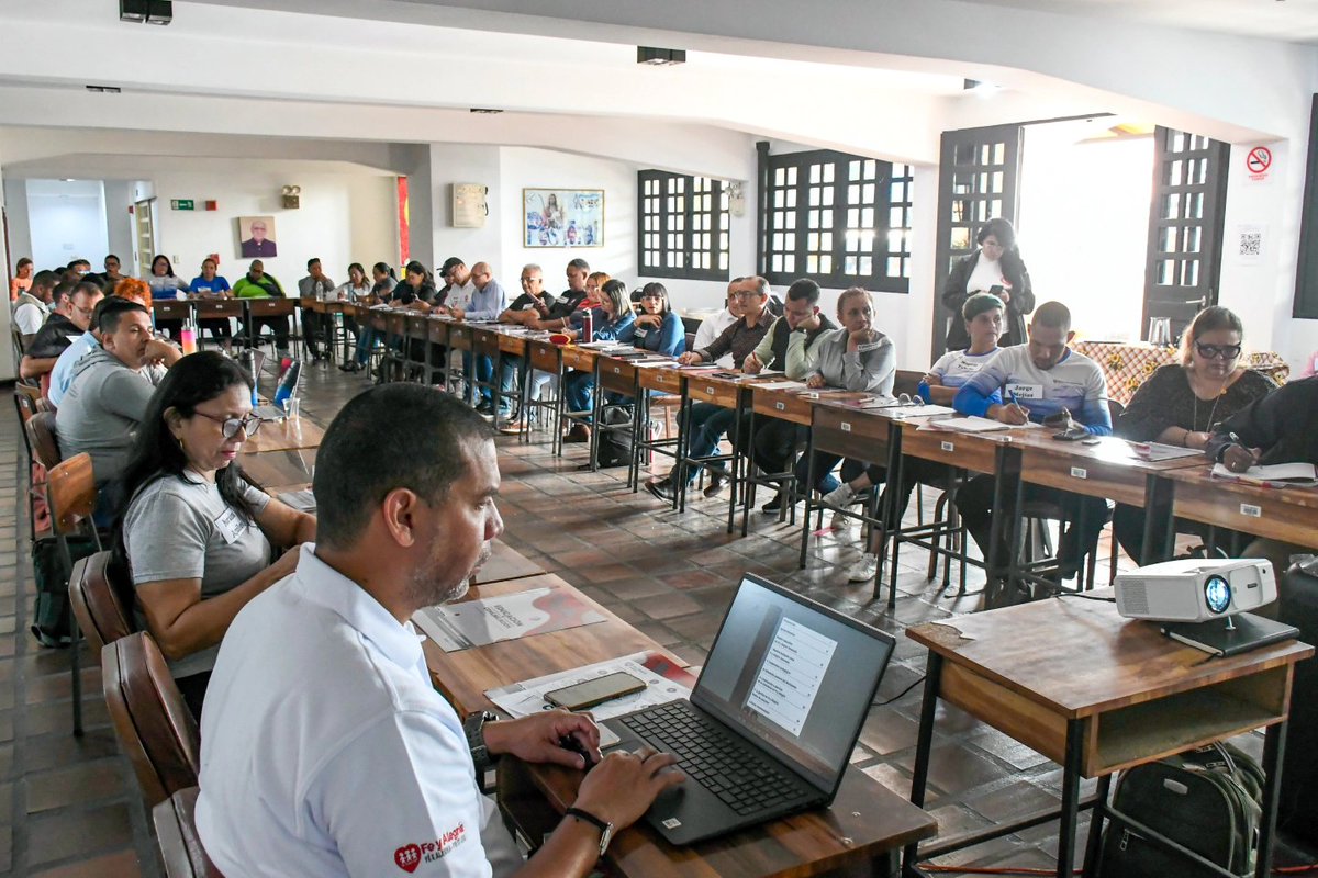 ¡Todos y todas somos parte del Plan! 

Ha sido un miércoles de trabajo en equipo, hoy asistimos al Centro de Apoyo al Maestro (CAM), donde sostuvimos un fructífero encuentro con la participación activa del sector privado en el debate transformador educativo. 

<a href="/NicolasMaduro/">Nicolás Maduro</a>