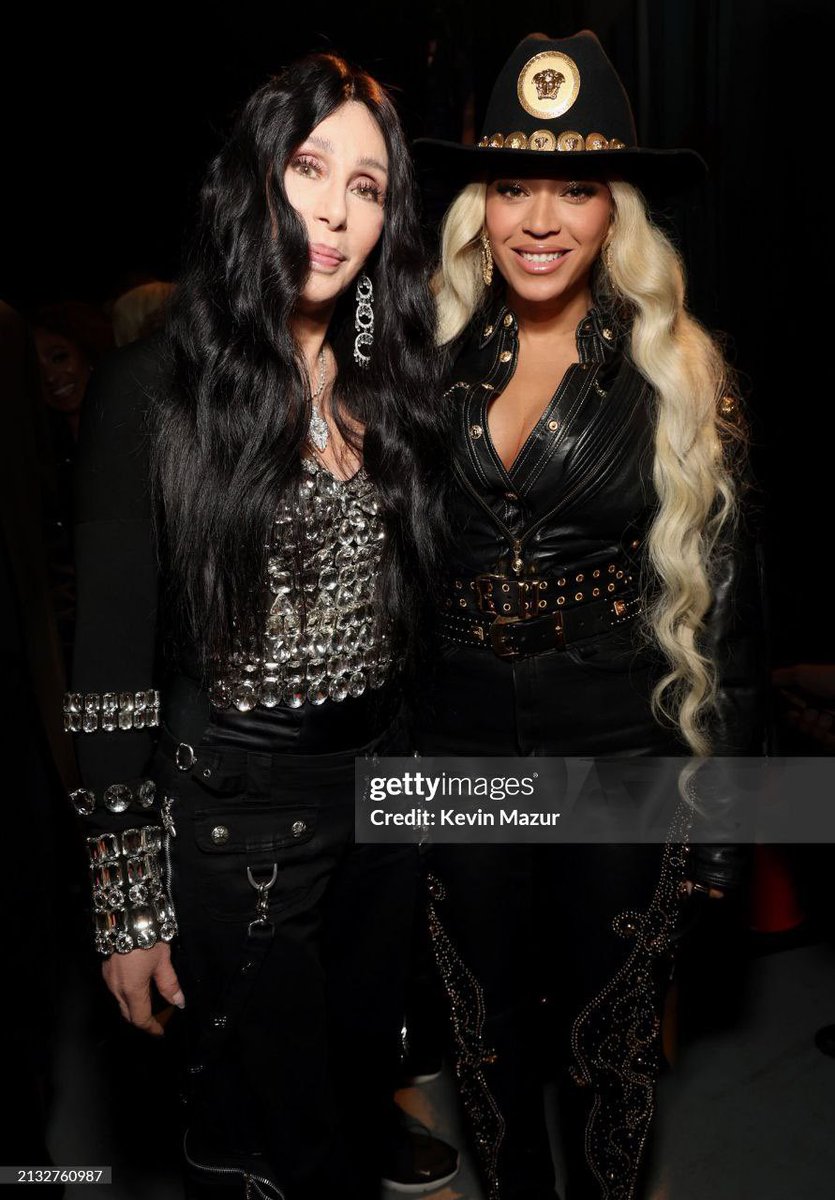 #Beyoncé ve #Cher dün gece #iHeartAwards sahne arkasında 📸