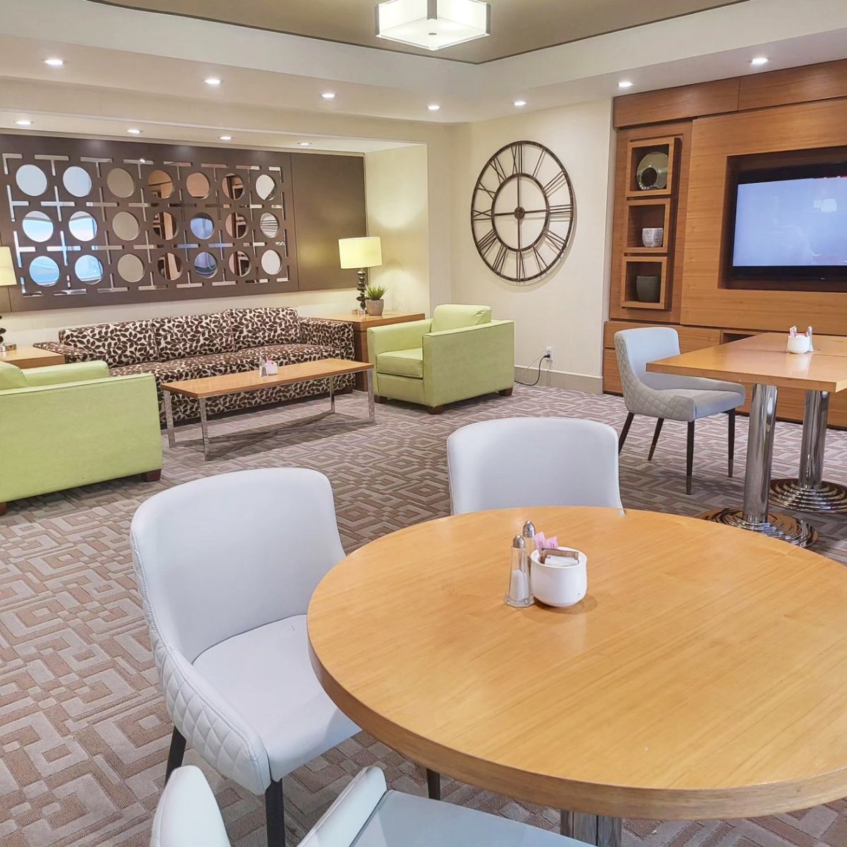 Upgrade your stay on the #ClubLevel at the @SheratonParkway with access to the #SheratonClubLounge including #breakfast and evening #horsdoeuvres. Reserve your stay at sheratonparkway.com