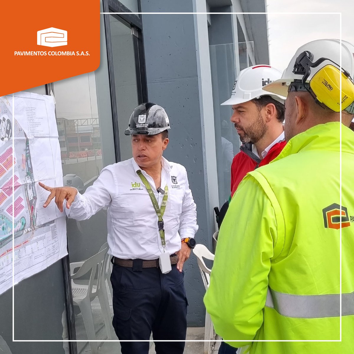 PavcolSAS's tweet photo. #ProyectoPavimentos | El día de ayer recibimos la visita e inspección del Alcalde Carlos Fernando Galán y el Director del Instituto de Desarrollo Urbano IDU, Orlando Molando en la construcción del Patio Taller La Reforma en la localidad de Usme. https://t.co/N0BKUJQhXA