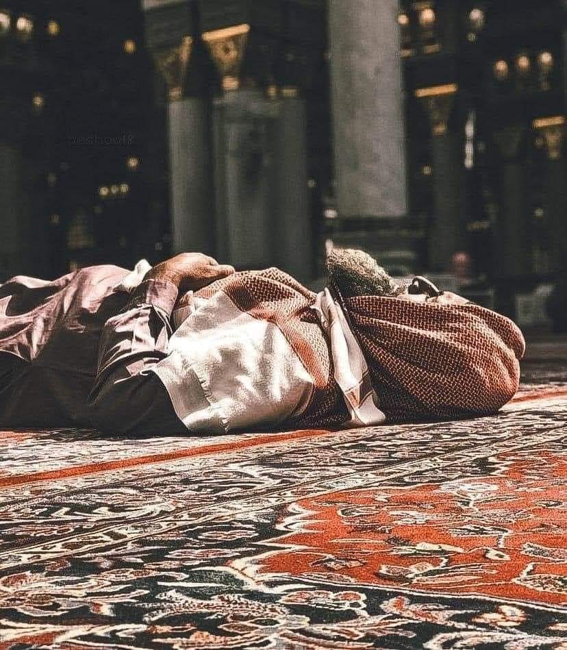 fos7a_f's tweet image. أتيتُكَ والتعب هدَّني
أتيتُك أسألكَ النجاة.