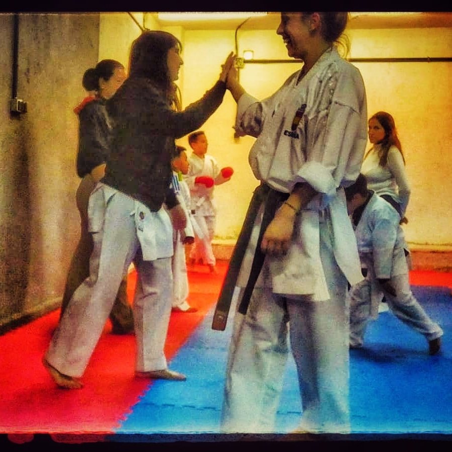 Hoy hemos vuelto a los entrenamientos así de felices 😊🙌. 
Gracias a todos los papis y mamis🙏 por la confianza en nosotros para ayudar a un desarrollo integral de sus peques🧒🏻👧🏻 a través del deporte🥋.
<a href="/AVVicalvaro/">AVVicálvaro</a> <a href="/RocioKrt/">Rocío Sánchez</a>