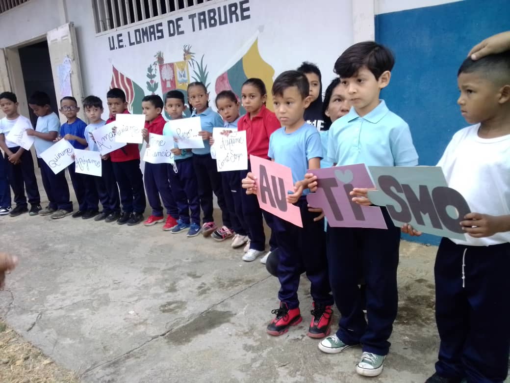 #2Abril | Con actividades especiales los niños y niñas de la UEE Lomas de Tabure, concientizan sobre el día mundial del autismo.

Amando, guiando, enseñado pero sobre todo aceptando, construimos un mejor país. 

<a href="/NicolasMaduro/">Nicolás Maduro</a>
@MPPEDUCACION 
<a href="/_LaAvanzadora/">Yelitze Santaella</a>
#JuntosPorLaPaz