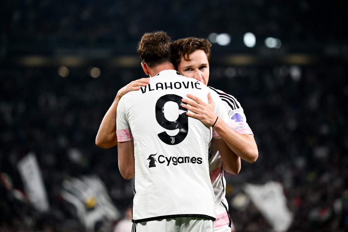 juventusfcen's tweet photo. THIS TEAM  🤍🖤

#JuveLazio [2-0] 
#CoppaItaliaFrecciaRossa https://t.co/Ftd2YTXzfQ
