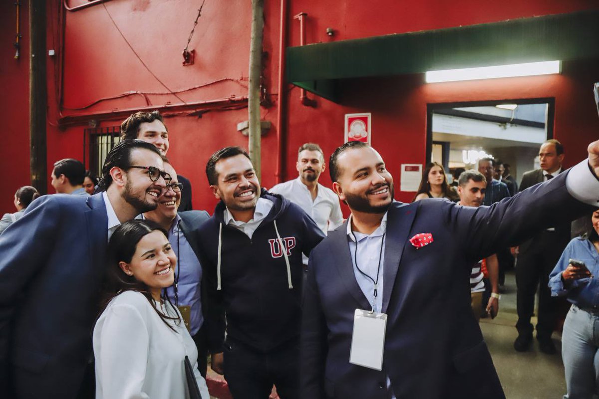 AlvarezMaynez's tweet photo. Xóchitl y Taboada llevan simpatizantes a las pocas universidades que visitan y dejan sin voz a estudiantes que tienen una visión crítica.

Sheinbaum produce un spot donde simula estar en una universidad pero desprecia el diálogo real.

Nosotros seguimos recorriendo el país en un diálogo franco y abierto con las y los universitarios: