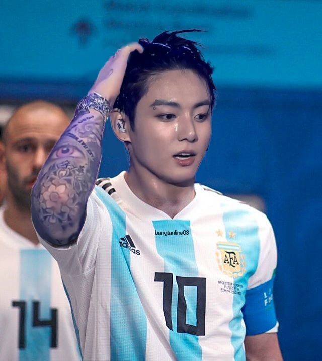 hacemelakoo's tweet photo. Un #aukooktae 🇦🇷

Dónde Jeon Jungkook es de los mejores jugadores de fútbol de todos los tiempos, pero de pronto todo empieza a cambiar cuando se enamora del nuevo joven que se unió a la selección, Taehyung. https://t.co/HsmI8ON9wK