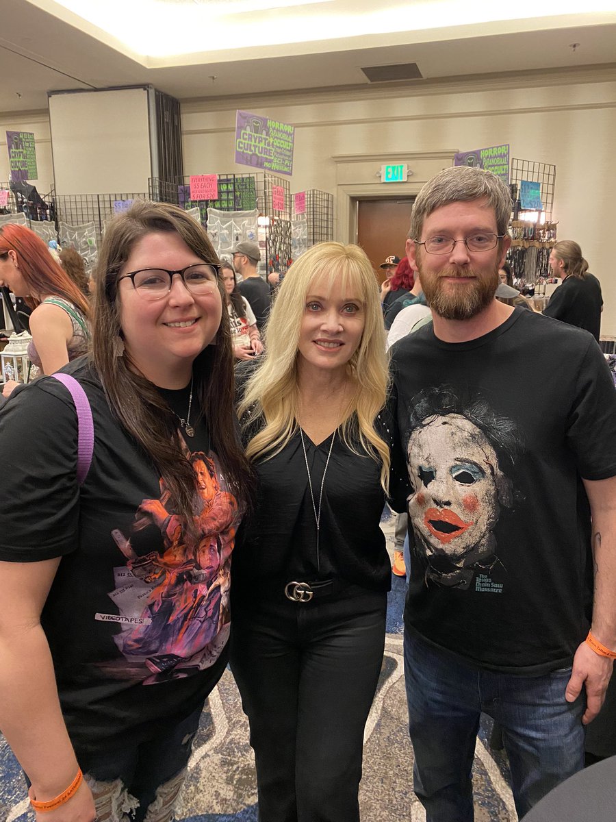 901comic's tweet image. Finally got to meet the beautiful and talented @barbaracrampton She is so sweet🖤