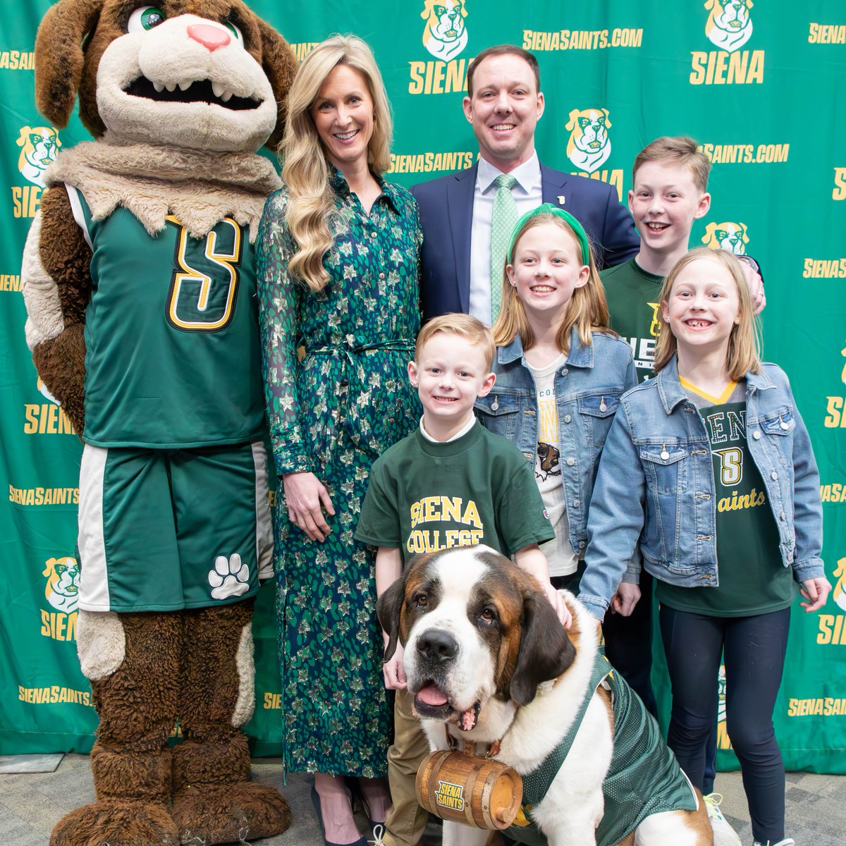 📸 The start of the McNamERA FULL GALLERY ➡️ t.ly/JJC-K #MarchOn x #SienaSaints