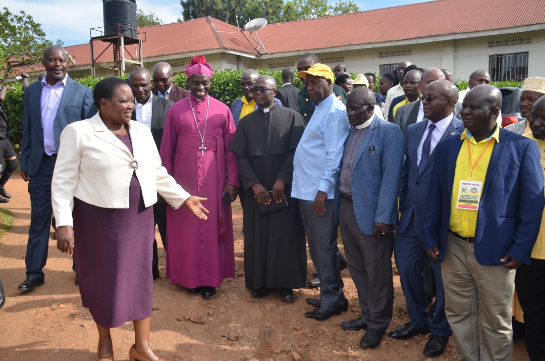 I represented @KagutaMuseveni at the ceremony organised to celebrate 40 years of successful service and fundraising for the construction of dormitory and Main Hall at Bwongyera Girls Secondary School in Ntungamo. The President appreciates the sacrifices and efforts of all the…